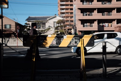 白天道路上的黄色和黑色汽车
